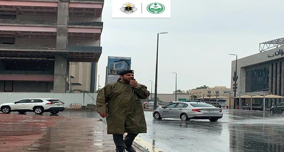 بالصور.. رجال المرور يؤدون عملهم وسط الأمطار بجدة