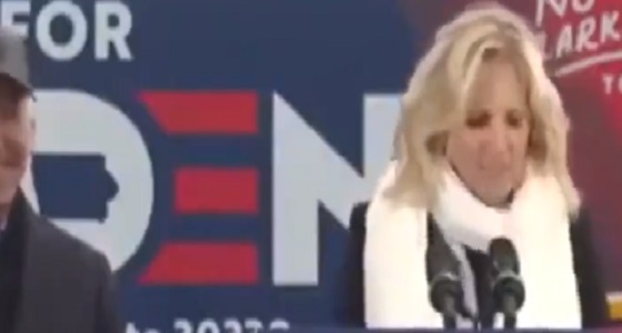 بالفيديو.. نائب الرئيس الأمريكي السابق يعض إصبع زوجته على الهواء