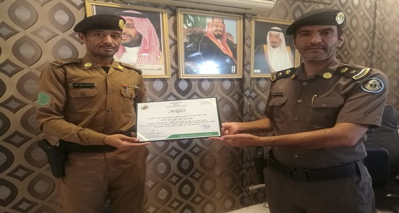 قائد دوريات أمن الطرق بالأحساء يكرم الأحمد والكالوف