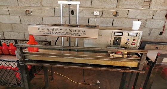 بالصور.. إتلاف 1100 عبوة زيت مقلّدة ببلدية الجنوب الفرعية في جدة 