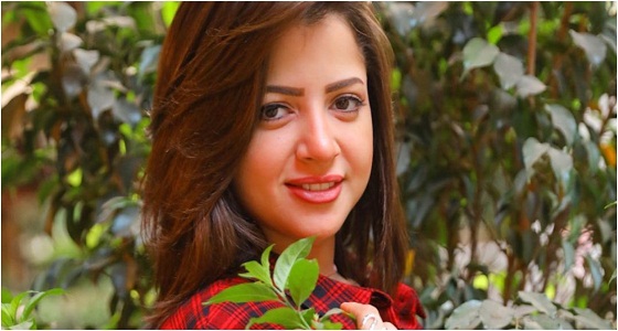 لم تنتهي قضية الفيديوهات الفاضحة.. منى فاروق تستفز الجمهور بجرأتها (صورة)