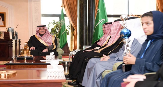 أمير تبوك يستقبل طلاب وطالبات مدارس الملك عبدالعزيز المتميزين
