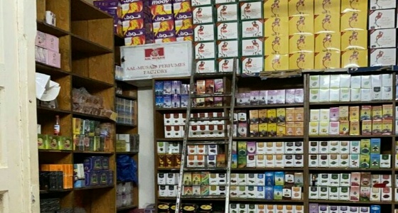 بالصور.. إغلاق مستودع يروج لأدوية وأعشاب محظورة بمكة