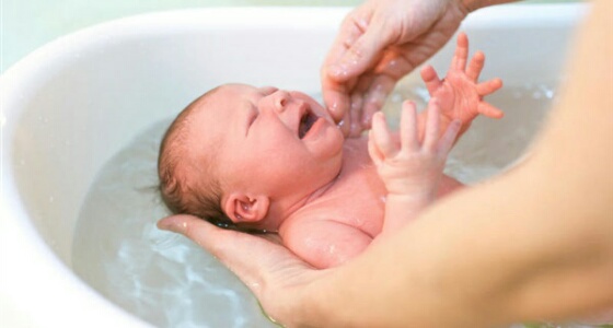 لـ الأمهات.. نصائح هامة يجب اتباعها عند استحمام «الرضع»