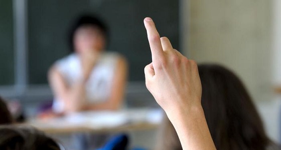 معلمة تستخدم جسدها لشرح الدرس لطلابها