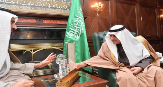 تفاصيل الوثيقة التاريخية المقدّمة من وزير الصحة لأمير تبوك