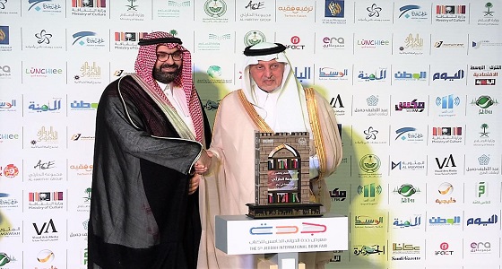 الفيصل يكرم اقرأ الراعي التلفزيوني لـ معرض جدة الدولي للكتاب