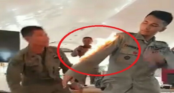 بالفيديو.. «جندي» يطفئ النيران بيدين عاريتين