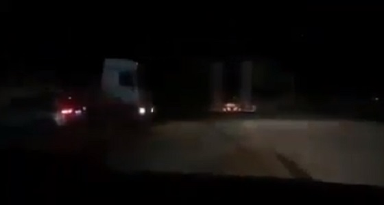 بالفيديو.. إيران تهرب آليات عسكرية محملة بالصواريخ إلى العراق ليلا