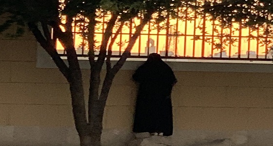 «ولد صالح يدعو له» .. شاهد فتاة تُفطر القلوب عند مقبرة النسيم