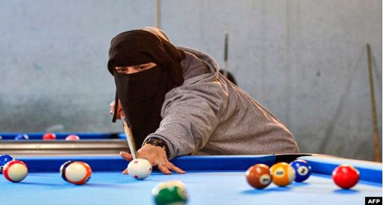 يمنيات يتحديْن الحوثي في قلب صنعاء