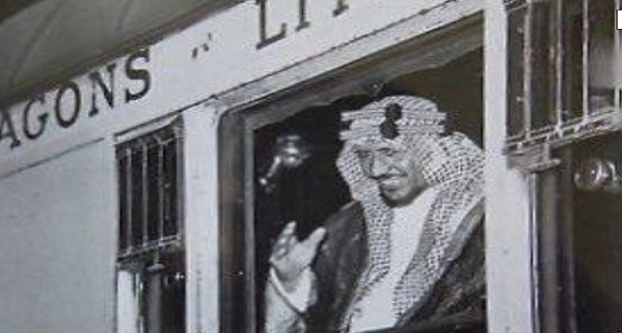 صورة نادرة للملك سعود في محطة قطار بأوروبا