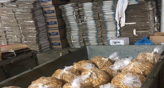 بالصور.. ضبط 318 طن منتجات غذائية منتهية الصلاحية بجدة