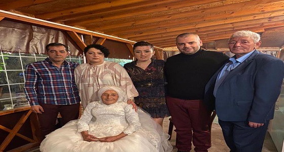 أحفاد عجوز يحققون حلمها بارتداء فستان زفاف بعد 70 عاما من زواجها
