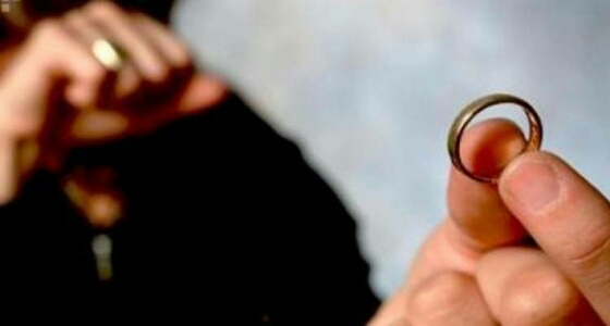 سيدة مطالبة بـ «الخلع» : جوزي بيتجوز عشان الستات تصرف عليه