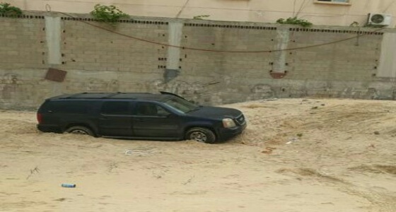 بالصور.. سيارة تعلق في «رمال الجوهرة» بالدمام