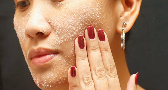 كيفية تطبيق وصفة الحليب والملح والليمون لفتح مسامات البشرة المسدودة