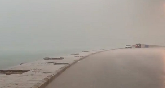 بالفيديو.. أمطار غزيرة على شاطئ السيف بجدة