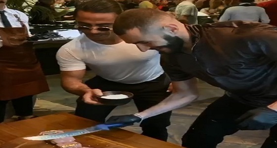 بالفيديو.. كريم بنزيمة يتناول اللحم المطعمة بالذهب في دبي