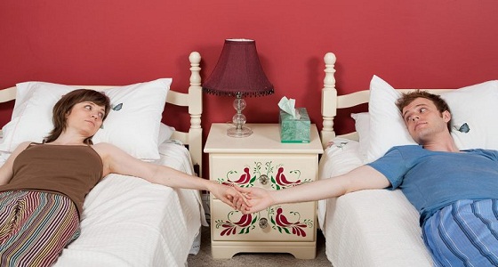 انفصال الأزواج أثناء النوم يُحسّن علاقتهم ولن يؤثر على العلاقة الجنسية