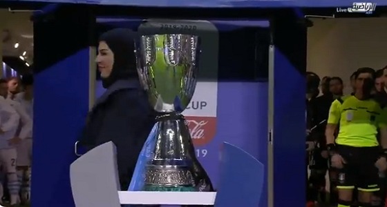 بالفيديو.. لحظة دخول اللاعبين وكأس السوبر