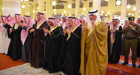 أمير منطقة الرياض يؤدي صلاة الميت على الأميرة الجوهرة بنت عبدالعزيز آل مقرن