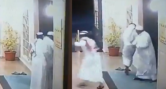 كاميرا المراقبة تلتقط محاولة شابين سرقة مسِّن عند باب المسجد