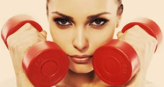 خبراء يحذرون من وضع المكياج أثناء ممارسة الرياضة