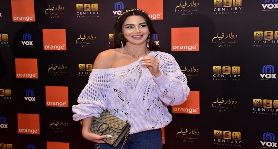 بالصور.. جوهرة تخطف الأنظار حولها خلال افتتاح «الفلوس»