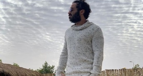 أحمد فهمي يطمئن جمهوره على صحته بصورة ساخرة