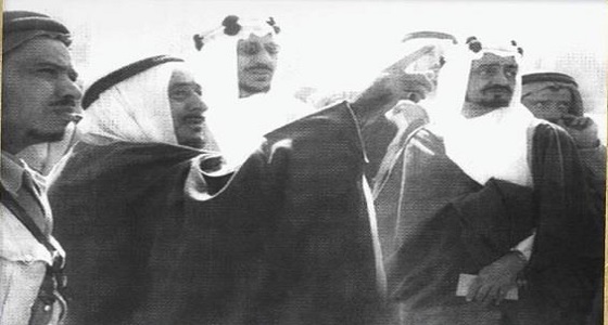 صورة تاريخية للملك سعود والملك فيصل خلال تفقدهما مشروع بناء المسجد النبوي