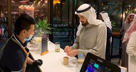 بالفيديو.. وزير الصحة يتمشى بعد تأخر رحلته في تبوك