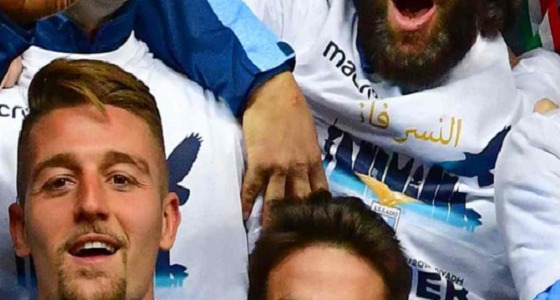 لاعبو لاتسيو يرتدون قميصاً طُبع عليه باللغة العربية «النسر فاز»