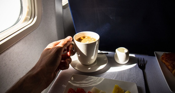 منح راكب الطائرة الحق في الحصول على تعويض عند سقوط قهوة ساخنة عليه
