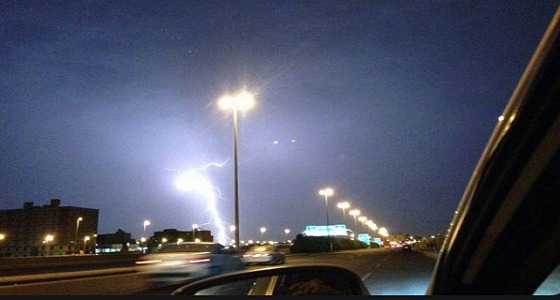 بالفيديو.. هطول أمطار خفيفة جنوب جدة