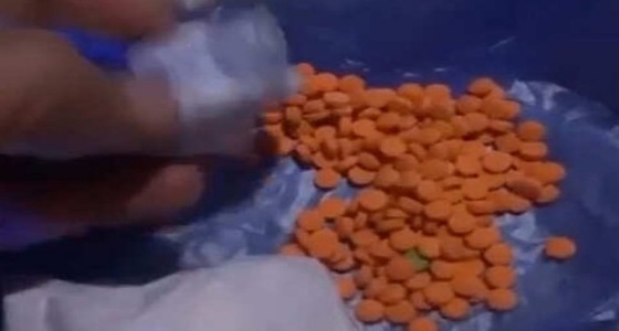 بالصور.. ضبط حبوب مخدرة أخفاها وافدين داخل منتج غذائي بالجوف
