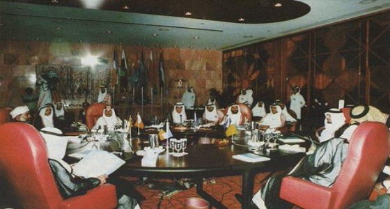 صورة تاريخية لأول مؤتمر يجمع قادة دول مجلس التعاون الخليجي قبل 38 عاما
