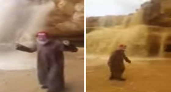 فيديو رائع لمسن يعبر عن فرحته بالأمطار في محافظة حريملاء