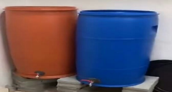 بالفيديو.. مداهمة مصنع للخمور في فيلا بالرياض