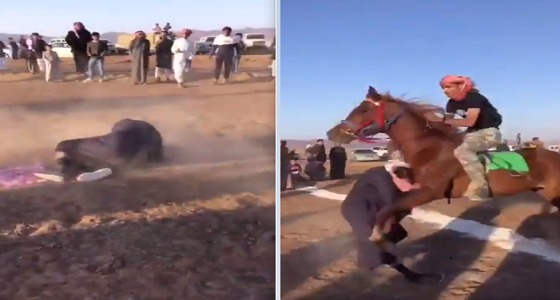 بالفيديو..حصان يصدم شابًا إثر نزوله إلى ميدان سباق الخيل بحائل
