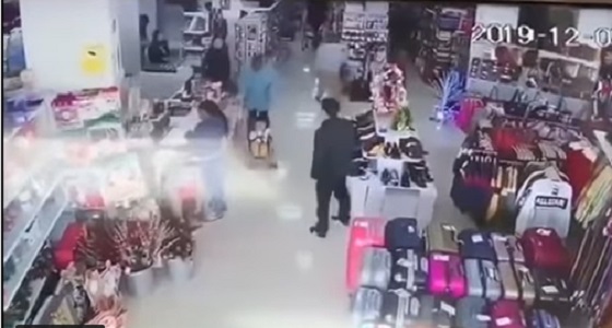 بالفيديو.. امرأة تحاول خطف طفل في وضح النهار