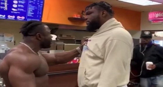 بالفيديو.. مدرب يضبط أحد لاعبيه داخل مطعم للوجبات السريعة