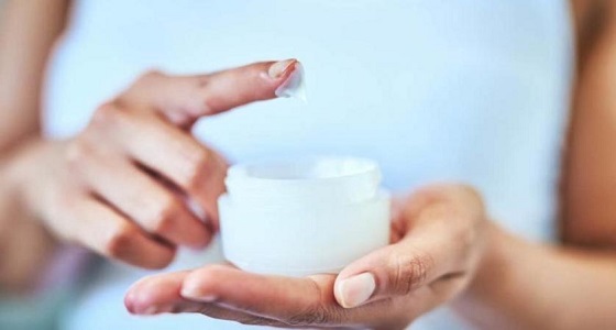 امرأة تفقد القدرة على النطق والحركة بسبب كريم تفتيح البشرة!