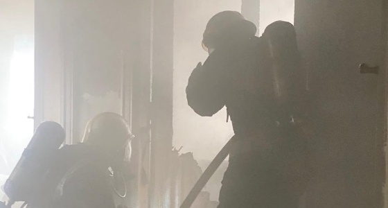 بالصور.. إخلاء بناية بعد اندلاع حريق بأحد طوابقها في جدة