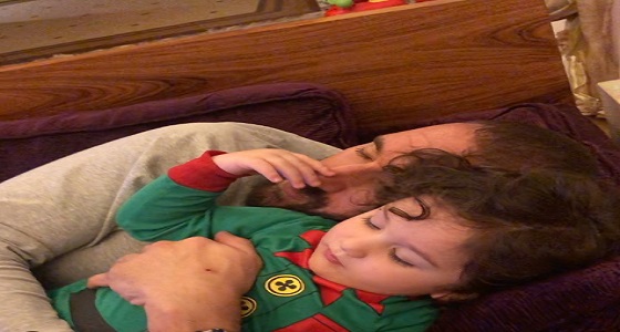 سيرين عبدالنور تسجل فيديو عفوي لزوجها أثناء نومه برفقة طفلهما