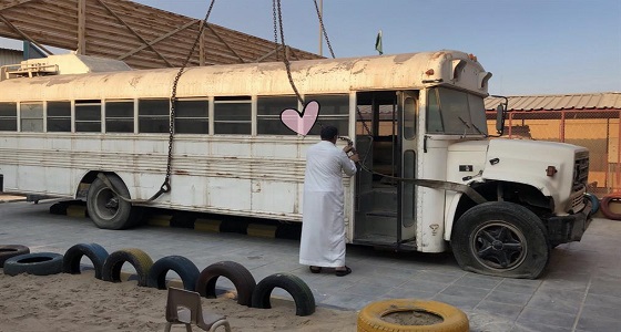بالفيديو.. طالبات يحولن حافلة متهالكة إلى تحفة فنية بالدمام 