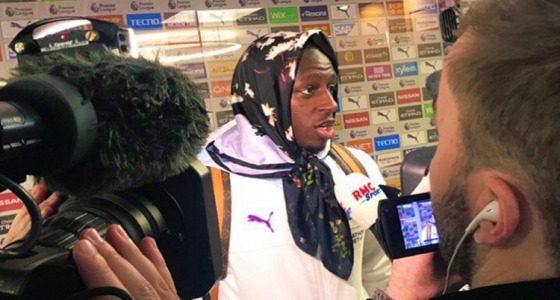 لاعب مانشستر سيتي بالحجاب في لقاء تلفزيوني!