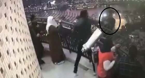 شاهد.. لحظات مروعة لانتحار طالب جامعي من أعلى برج