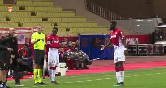 بالفيديو .. نجم موناكو يتعرض لموقف محرج خلال مباراة لناديه