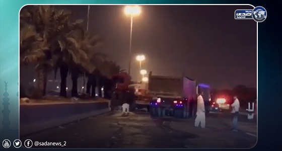 بالفيديو.. حادث مروع لإصطدام ثلاث شاحنات على دائري الرياض واحدة محملة بوقود